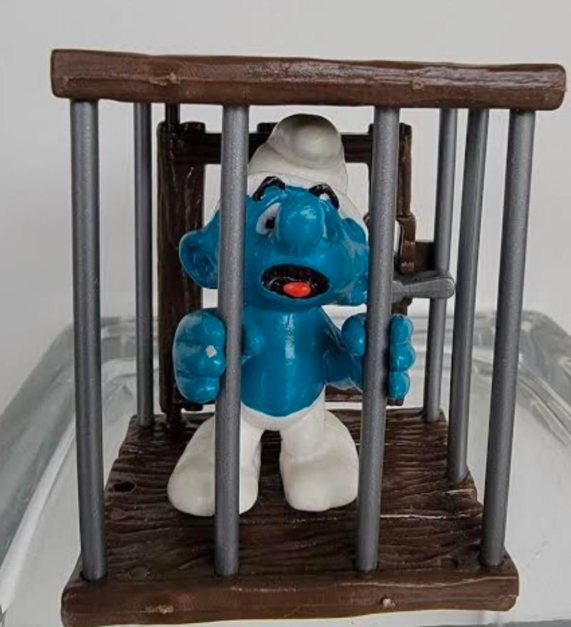 Smurf in kooi met sleutel - Zeldzaam verzamelobject, Verzamelen, Smurfen, Ophalen of Verzenden, Verschillende Smurfen