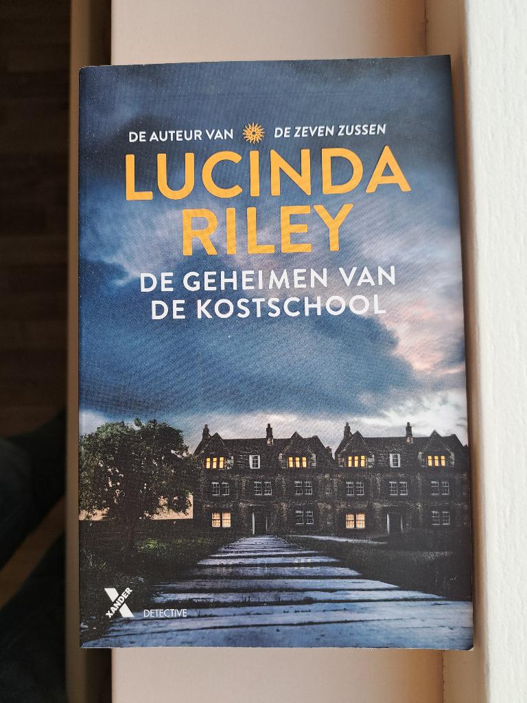 De geheimen van de kostschool van Lucinda Riley, Ophalen of Verzenden, Zo goed als nieuw
