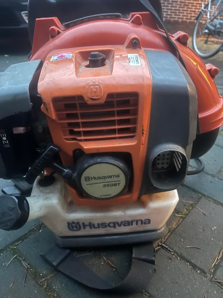 Husqvarna 350BT Ruggedragen Bladblazer, Tuin en Terras, Bladblazers, Ophalen, Gebruikt, Benzine, Ruggedragen