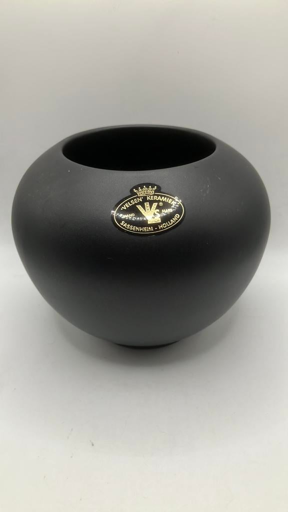 Velsen keramiek, Sassenheim Holland, zwart bolvaasje., Verzamelen, Ophalen of Verzenden, Zo goed als nieuw