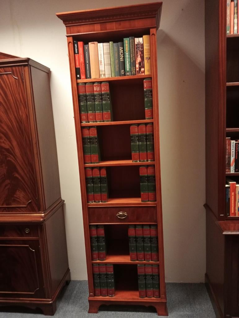 Heldense Smalle Taxus Boekenkast in Nieuwstaat, Met plank(en), Zo goed als nieuw, Heldense Exclusief, Heldense Exclusief