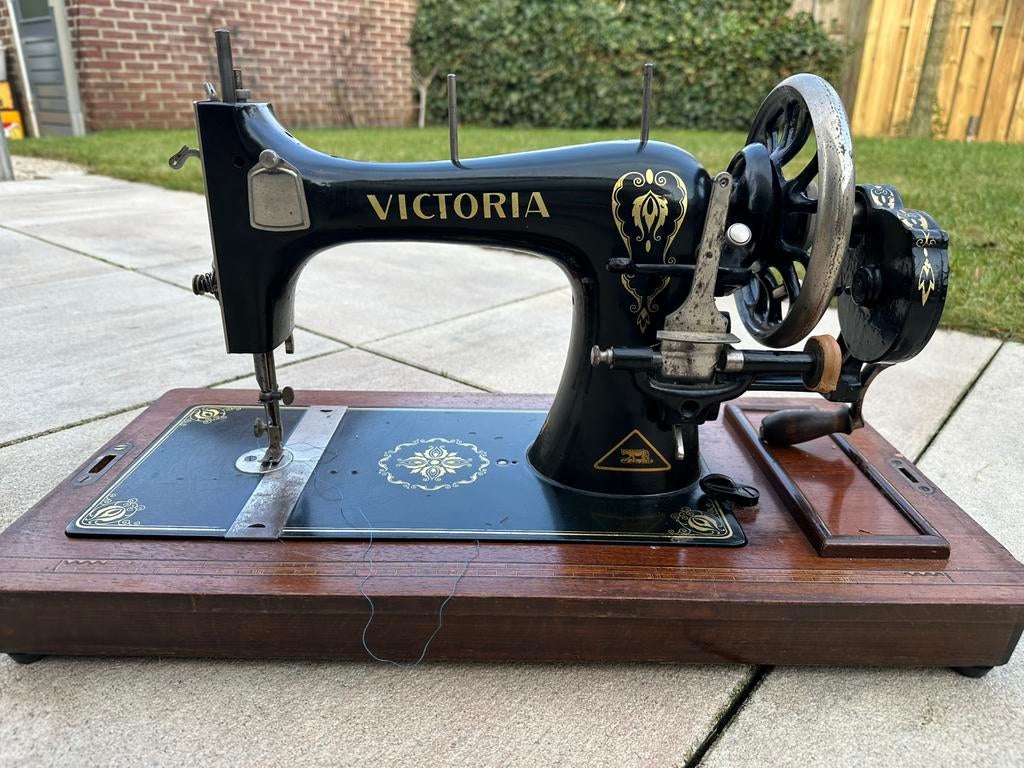 Antieke Victoria handnaaimachine 440788, Ophalen