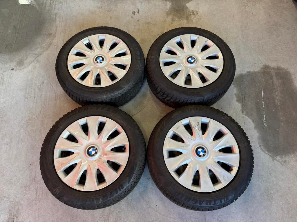 Setje Goodyear Winterbanden met wieldoppen BMW 1 serie, Gebruikt, 16 inch, Banden en Velgen, Personenwagen