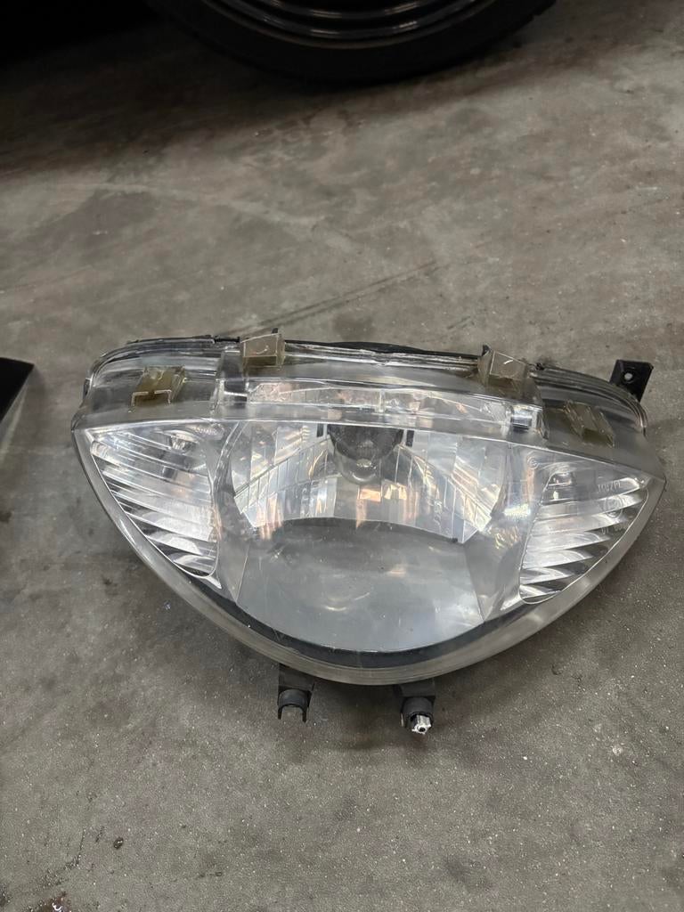 Koplamp Peugeot Vivacity - Gebruikt, 1 nokje afgebroken, Ophalen of Verzenden, Gebruikt, Koplamp