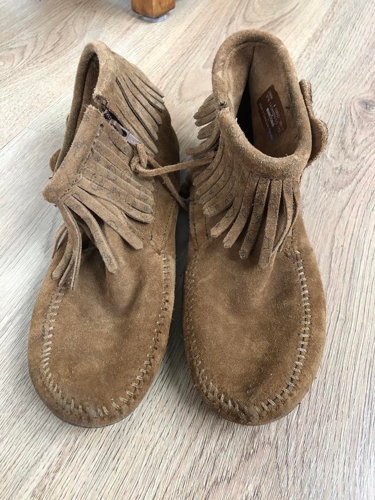 Minnetonka bruin suède enkellaarsjes hello kitty 4, Meisje, Overige typen, Ophalen of Verzenden, Zo goed als nieuw