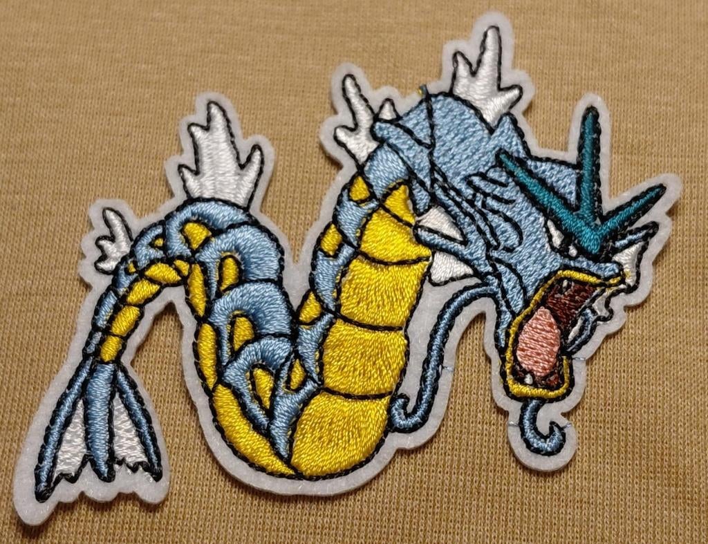 Opstrijkbare geborduurde applicatie  Gyarados, Hobby en Vrije tijd, Kledingapplicaties en Hotfix, Ophalen of Verzenden