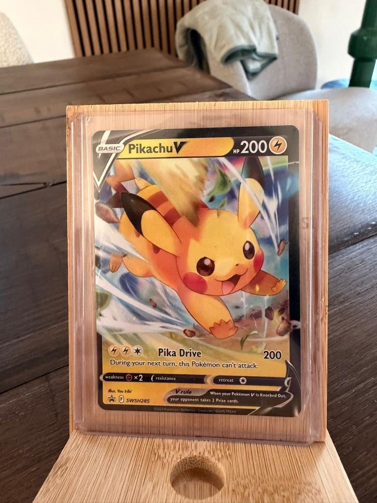 Pokemon Pikachu V SWSH285, Ophalen of Verzenden, Zo goed als nieuw, Losse kaart, Foil