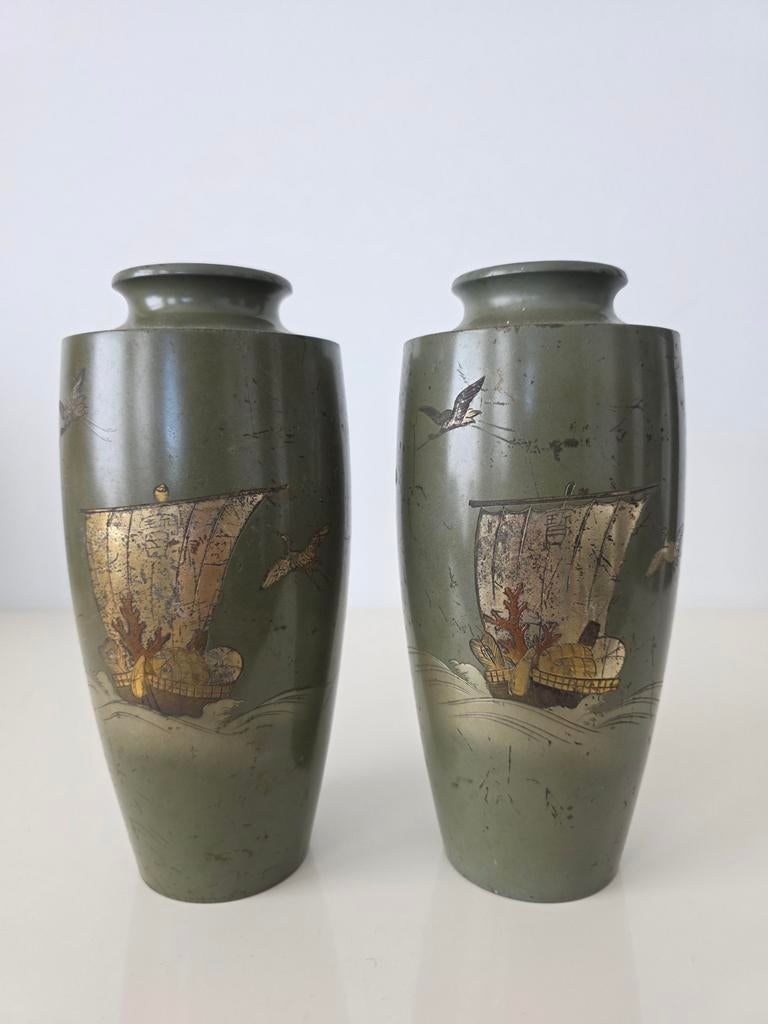 2 antieke Japanse bronzen/metalen vazen met trad. boten, Antiek en Kunst, Kunst | Niet-Westerse kunst, Ophalen of Verzenden