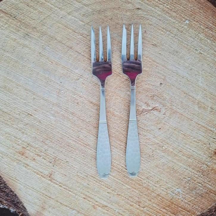 Sola Massive, 2 gebaksvorkjes met hamerslag, Antiek en Kunst, Antiek | Bestek, Ophalen of Verzenden