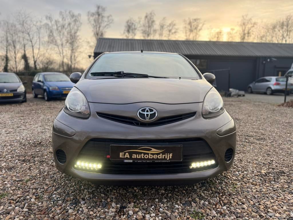 Toyota Aygo 1.0 12V Vvt-i 5DRS 2012 Bruin, Auto's, Voorwielaandrijving, Bruin, 4 stoelen, Bedrijf