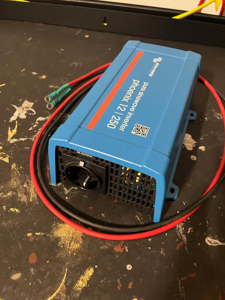 Victron Energy Phoenix 12/250 pure sinus omvormer. (Schuko), Ophalen of Verzenden, Zo goed als nieuw