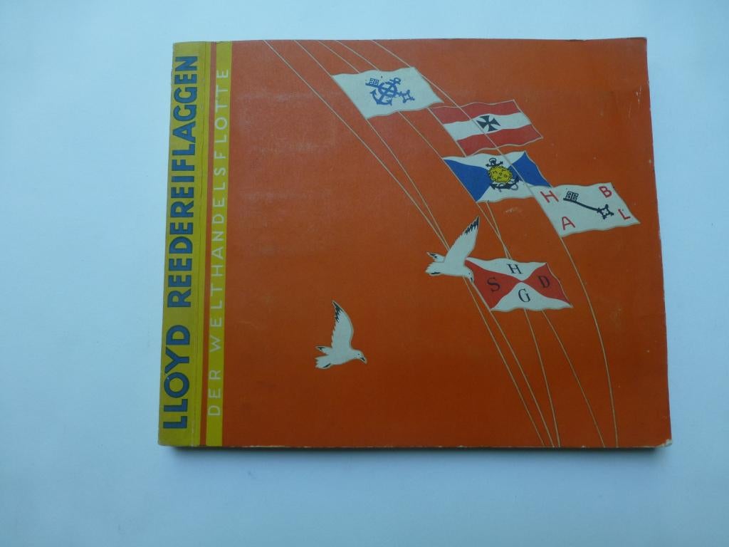 Plaatjesalbum: Lloyd Rederei vlaggen koopvaardij. (1933)    , Ophalen of Verzenden, Gelezen, Plaatjesalbum