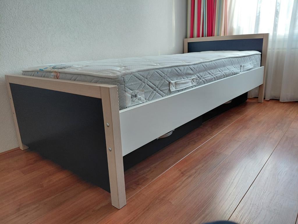 Eenpersoonsbed (met nachtkastje), Ophalen, Eenpersoons