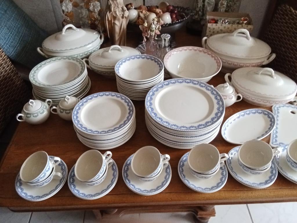 Royal Boch serie CARLOTTA in rood+blauw+groen "", Ophalen of Verzenden, Zo goed als nieuw, Bord(en), Wedgwood