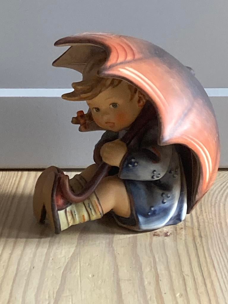 Hummel goebel meisje onder paraplu, Ophalen of Verzenden, Zo goed als nieuw, Hummel