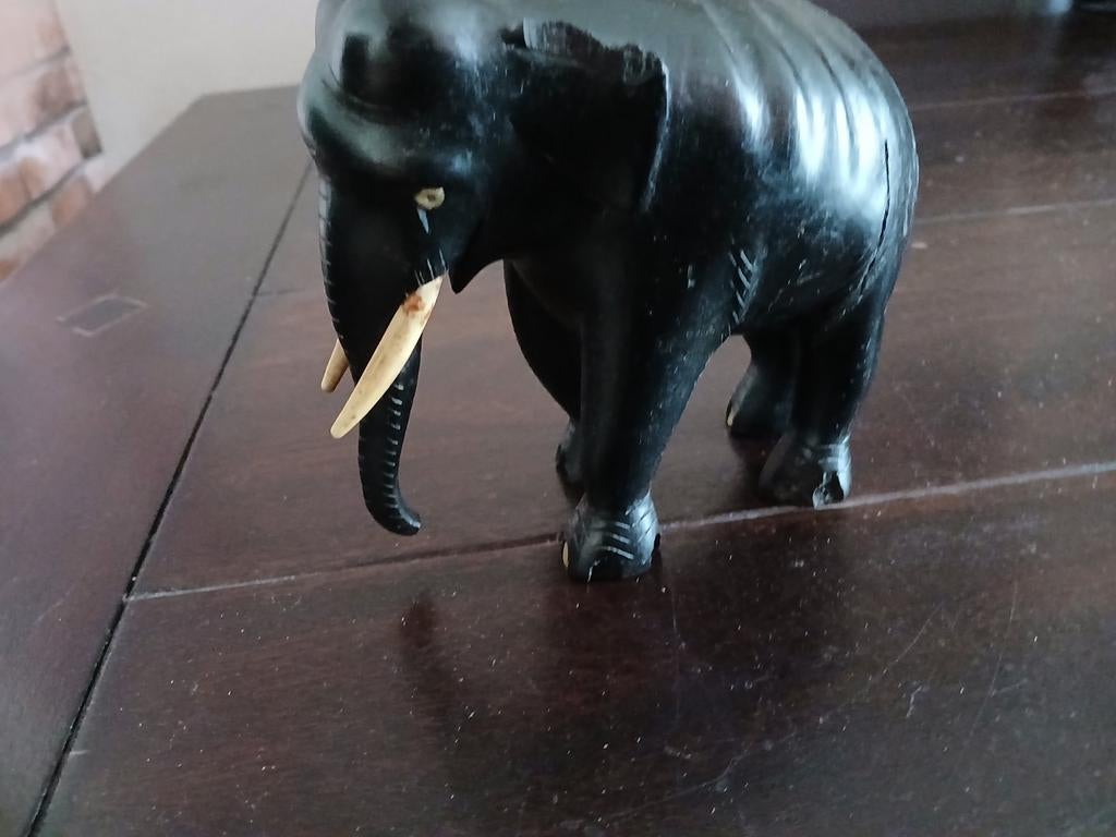 Vintage houten olifant beeldje met  slagtanden, Ophalen of Verzenden