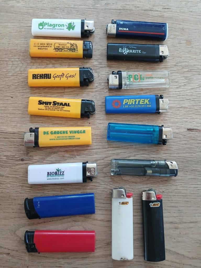 Sigarettenaanstekers met en zonder reclame, Verzamelen, Ophalen, Gebruikt, Tabaksdoos of Verpakking