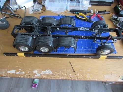 chassis met achterassen en stuurassen, Hobby en Vrije tijd, Ophalen of Verzenden, Gebruikt, Overige schalen, Auto onroad