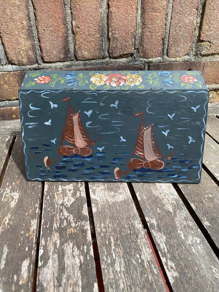 Handbeschilderde sigarendoos skûtsjes & Hindeloopen motieven, Ophalen of Verzenden