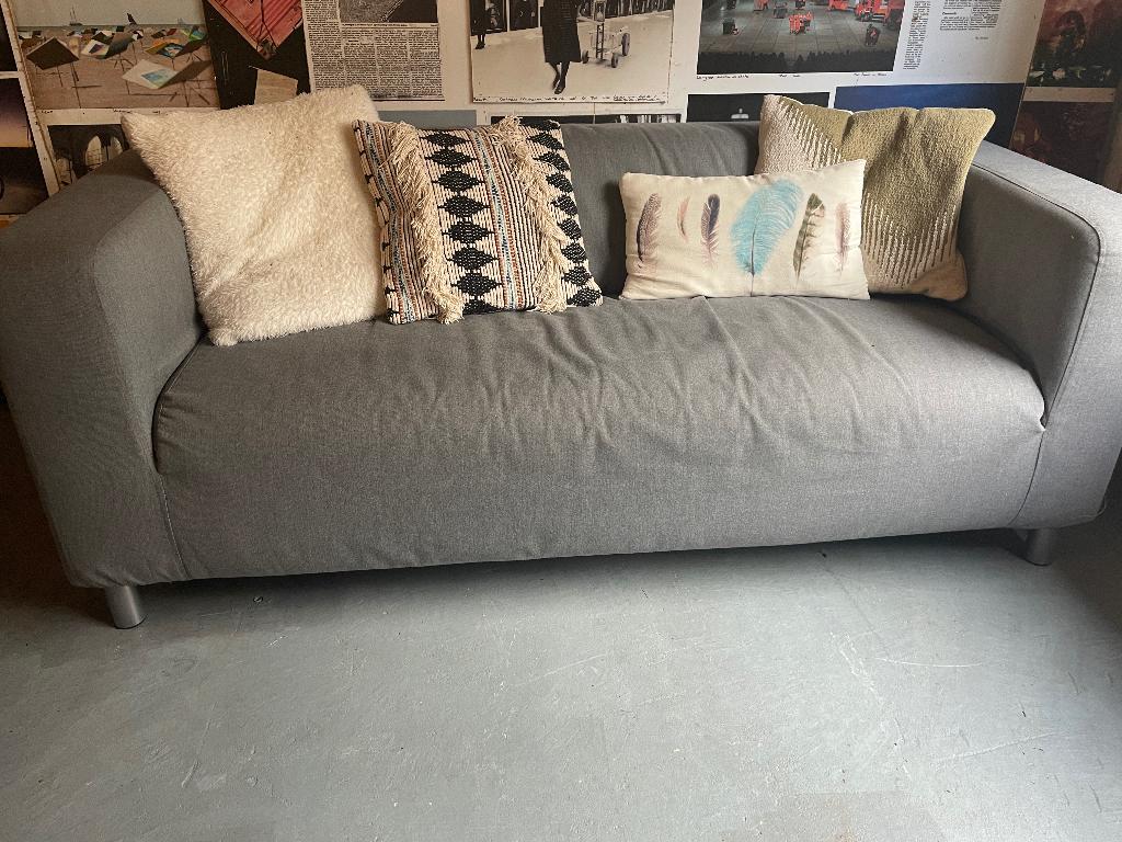 IKEA Klippan bank + 2 hoezen – weinig gebruikt, Huis en Inrichting, Banken | Bankstellen, Zo goed als nieuw, Rechte bank, Tweepersoons