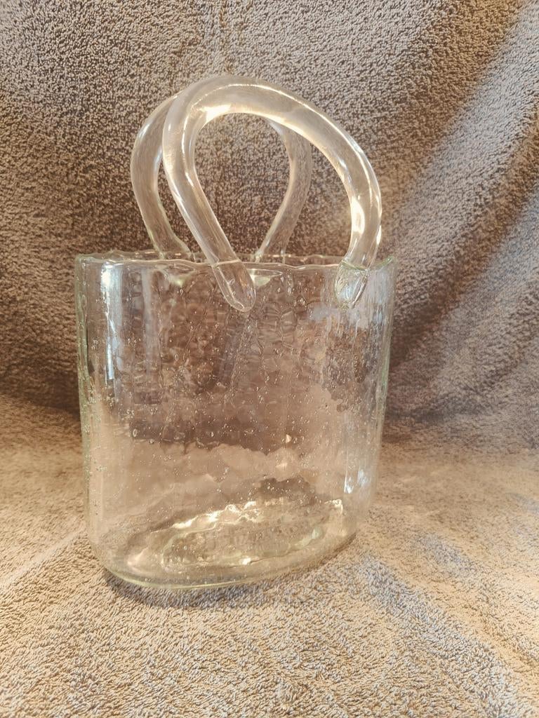 Glazen vaas in de vorm van een tas, Ophalen of Verzenden, Overige kleuren, Glas, Minder dan 50 cm