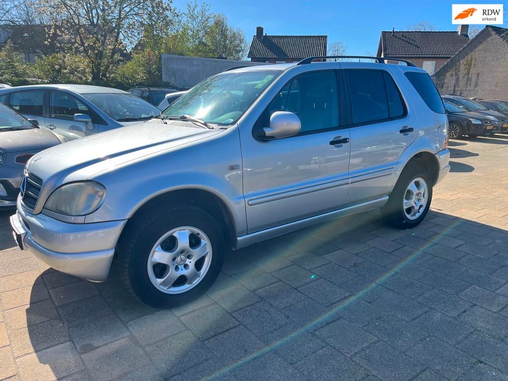 Mercedes-Benz ML 320 automaat 320, Auto's, Mercedes-Benz, Gebruikt, 120 €/maand, Bedrijf, Vierwielaandrijving