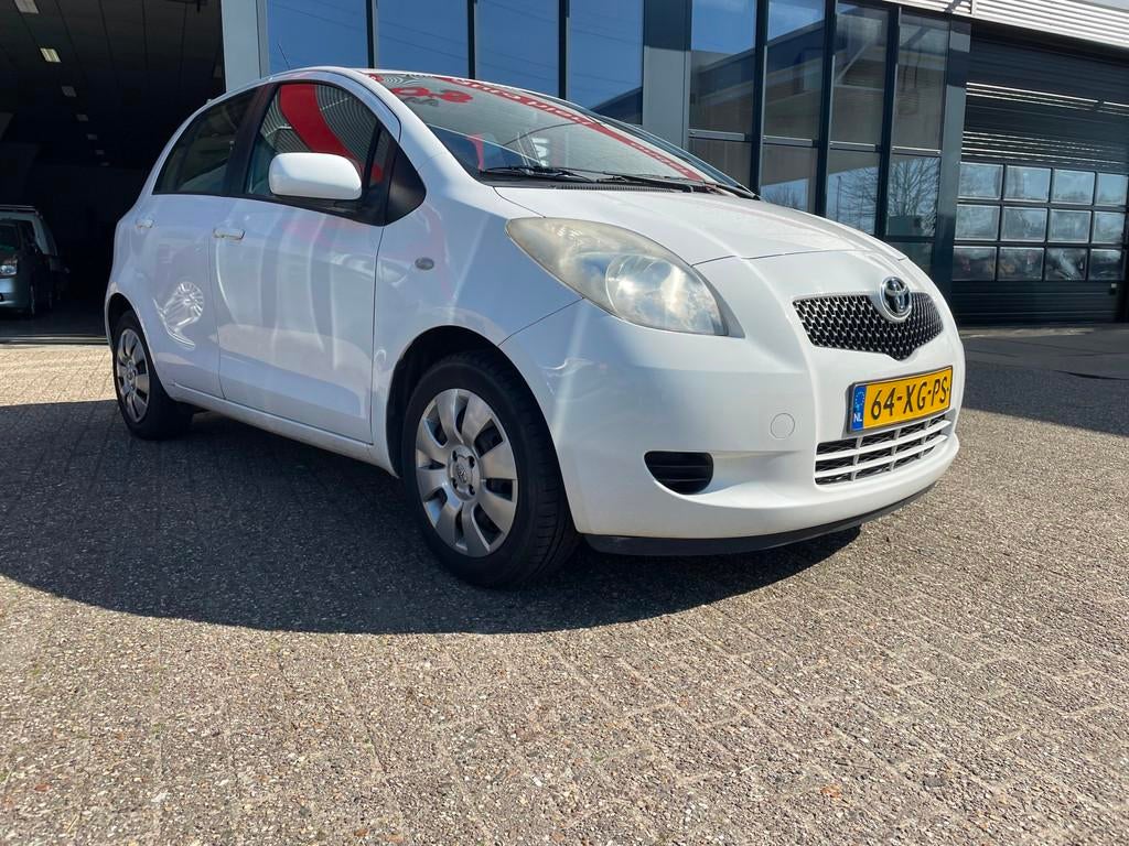 Toyota Yaris 1.3 VVTi Sol 76000 km airco leer, Voorwielaandrijving, 4 cilinders, Elektrische ramen, 995 kg