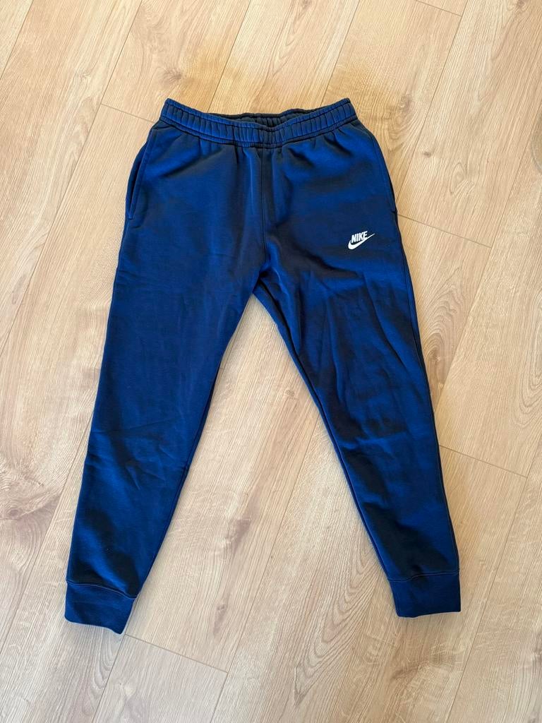 Donkerblauwe Nike joggingbroek - Nieuw, nooit gedragen, Kleding | Heren, Broeken en Pantalons, Ophalen of Verzenden, Nieuw, Maat 46 (S) of kleiner