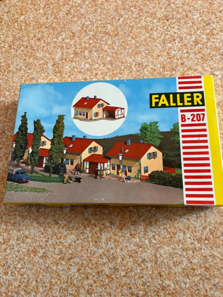 Faller B-207 huis met garage, Overige merken, Gelijkstroom of Wisselstroom, Brug, Tunnel of Gebouw, Nieuw