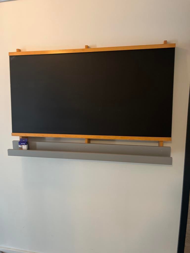 VERKOCHT. Gerestaureerd schoolbord met krijtbak (120x80 cm), Antiek en Kunst, Ophalen of Verzenden, Overige thema's