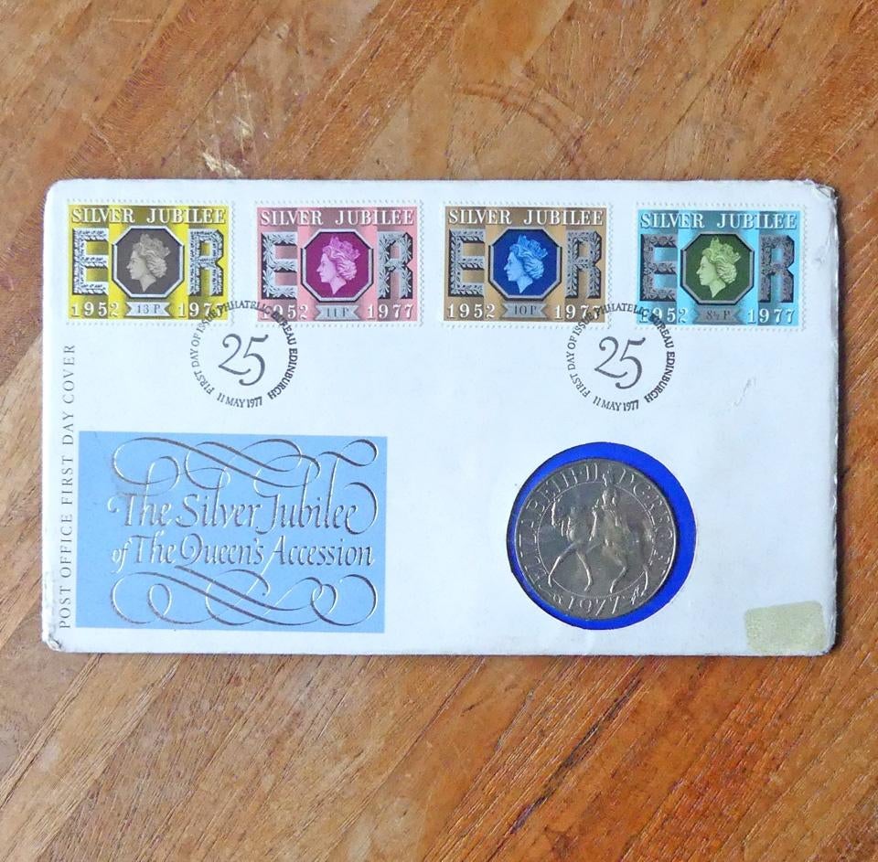 Eerstedag envelop Queen Elizabeth Silver Jubilee 1977 + munt, Verzamelen, Ophalen of Verzenden, Gebruikt, Buitenland, Postzegel(s) of Munt(en)