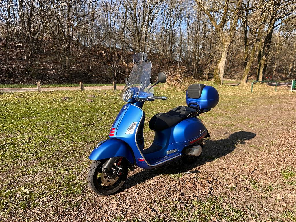 Vespa GTS 300 HPE SuperSport 2021 3300km, Traction Control, Scooter, Particulier, Minimaal motorrijbewijs A2