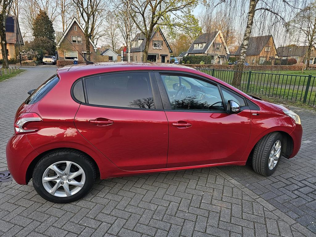 Peugeot 208 1.2 VTI 60KW/82PK 5-D 2015 Rood, Auto's, Peugeot, Voorwielaandrijving, 31 €/maand, 1199 cc, Origineel Nederlands