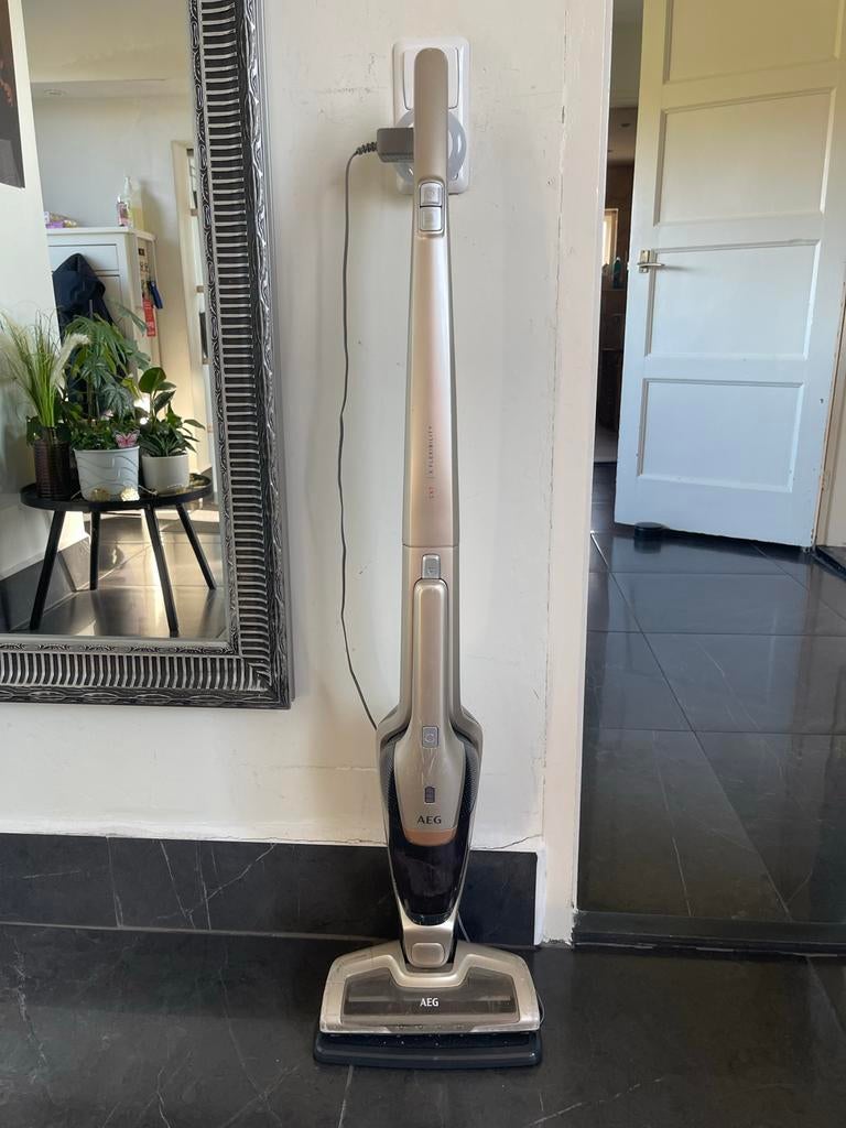 AEG steelstofzuiger - Werkt naar behoren, Witgoed en Apparatuur, Ophalen of Verzenden, Gebruikt, Stofzuiger