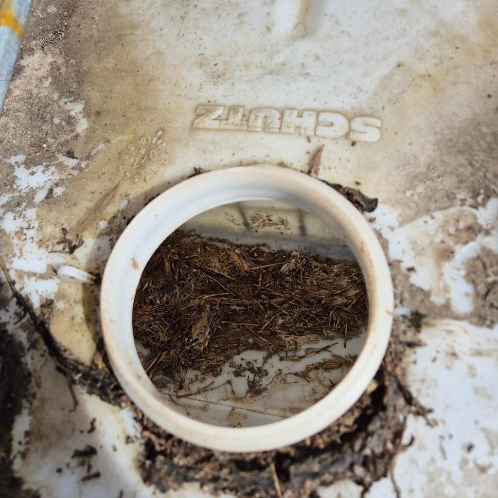 2 IBC vaten en 2 blauwe 200 liter tonnen, Ophalen