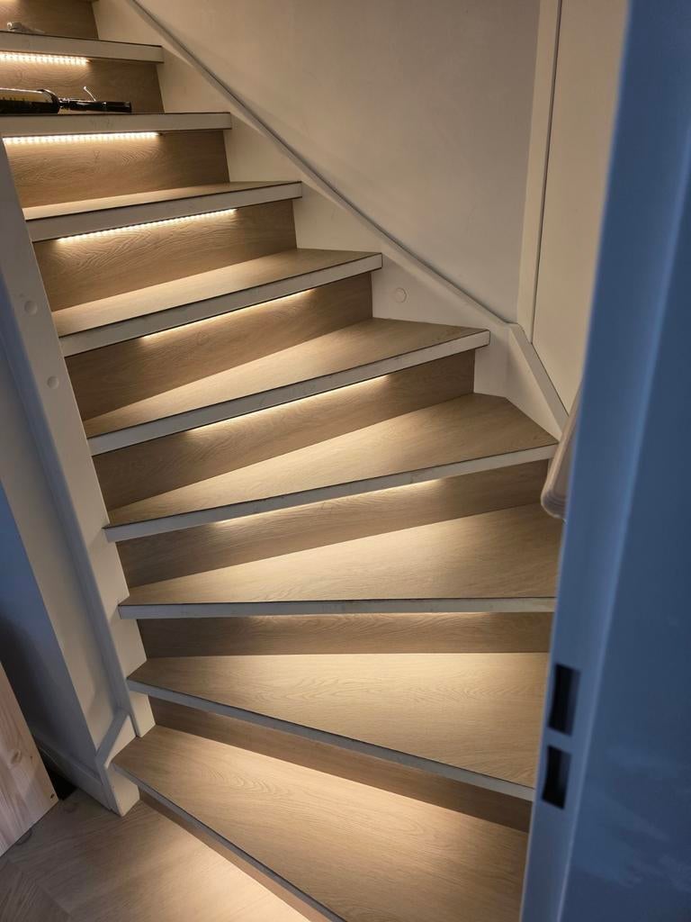 Moderne trap renovatie met LED-verlichting, Doe-het-zelf en Verbouw, Ladders en Trappen, Ophalen of Verzenden, Nieuw, Trap, 2 tot 4 meter