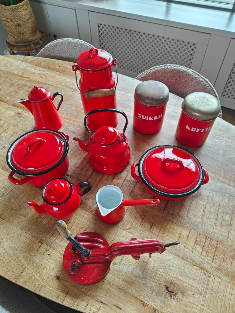 Emaille verzameling rood, Ophalen