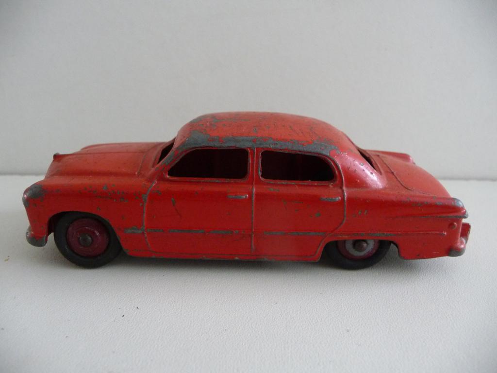 DINKY TOYS - FORD SEDAN - made in England - 50-er jaren, Ophalen of Verzenden, Gebruikt, Auto, Dinky Toys