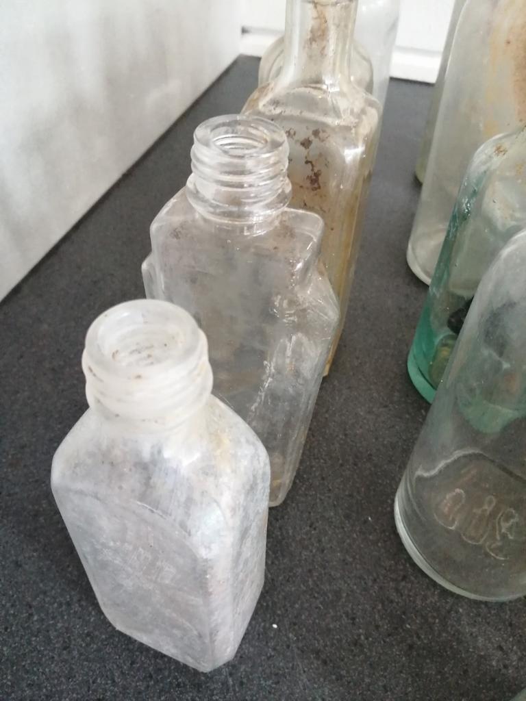 Verzameling oude flesjes 18 stuks in vintage staat verkerend, Antiek en Kunst, Ophalen of Verzenden