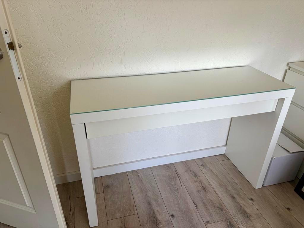 Witte make-up tafel / dressoir met glazen blad, Huis en Inrichting, Ophalen, Gebruikt, 100 tot 150 cm, Minder dan 100 cm