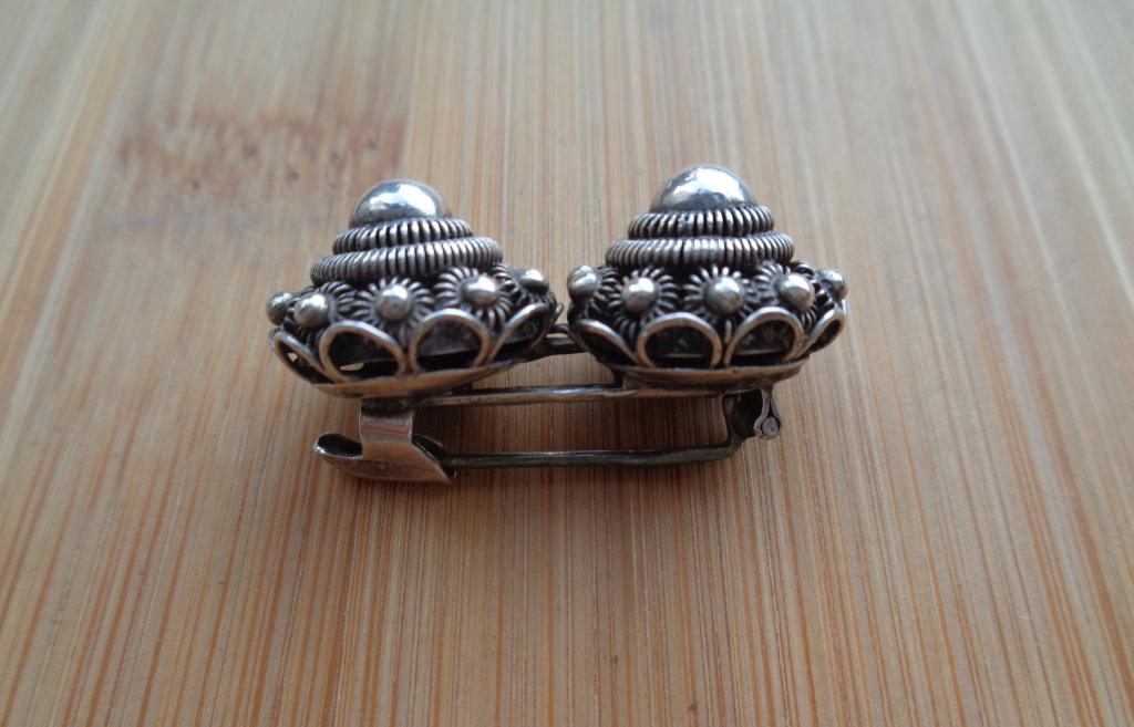 zilveren broche met twee grote Zeeuwse knopen [1041], Verzenden, Zilver, Broche