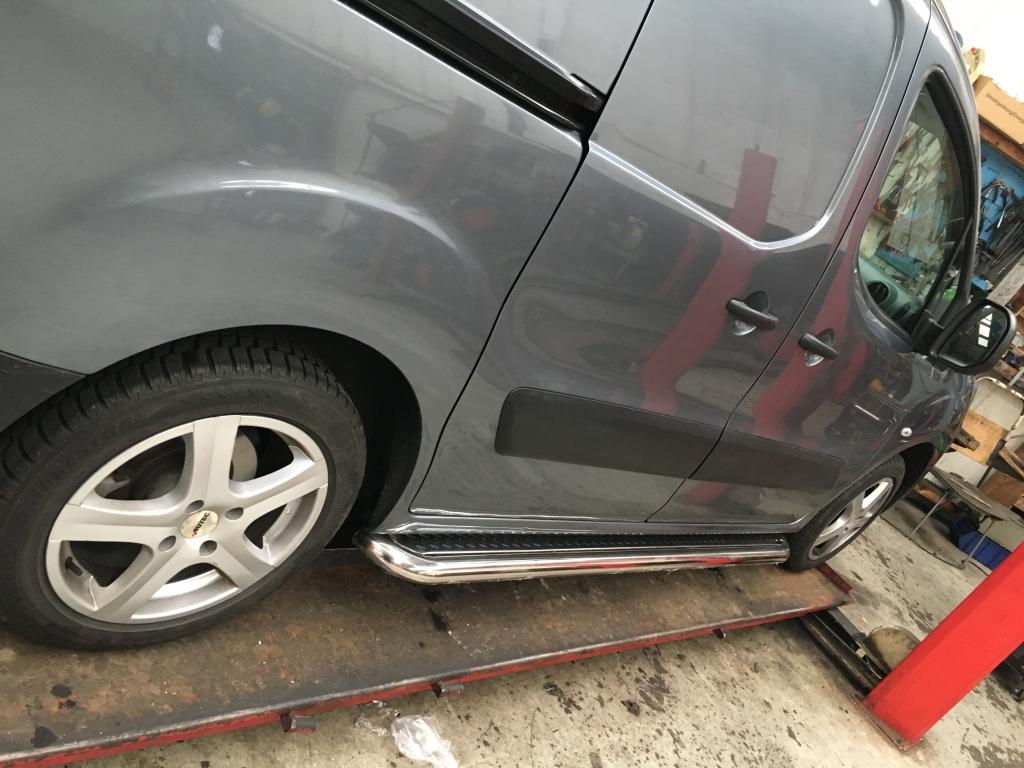 Citroen Berlingo Sidebars met rvs trede