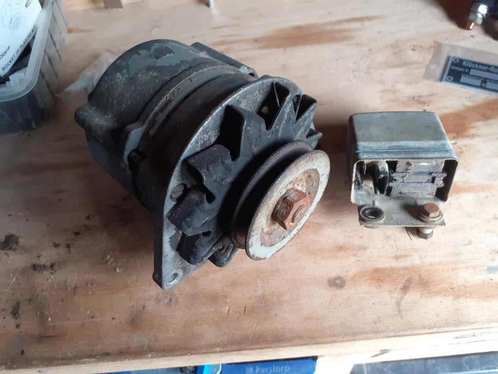 Goedwerkende dynamo en spannings regelaar Origineel deutz 06, Ophalen of Verzenden