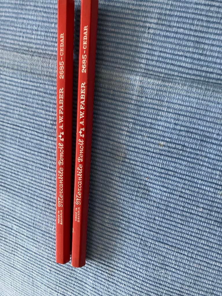 Twee rode potloden, Diversen, Ophalen of Verzenden