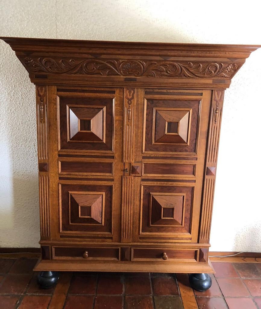 Massief eiken kast met houtsnijwerk, Ophalen