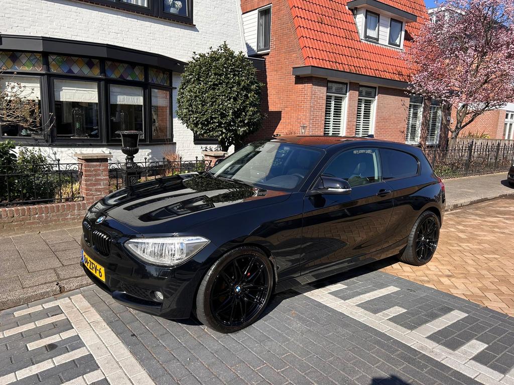 BMW 1-Serie, Auto's, 1-Serie, Achterwielaandrijving, Zwart, 4 cilinders