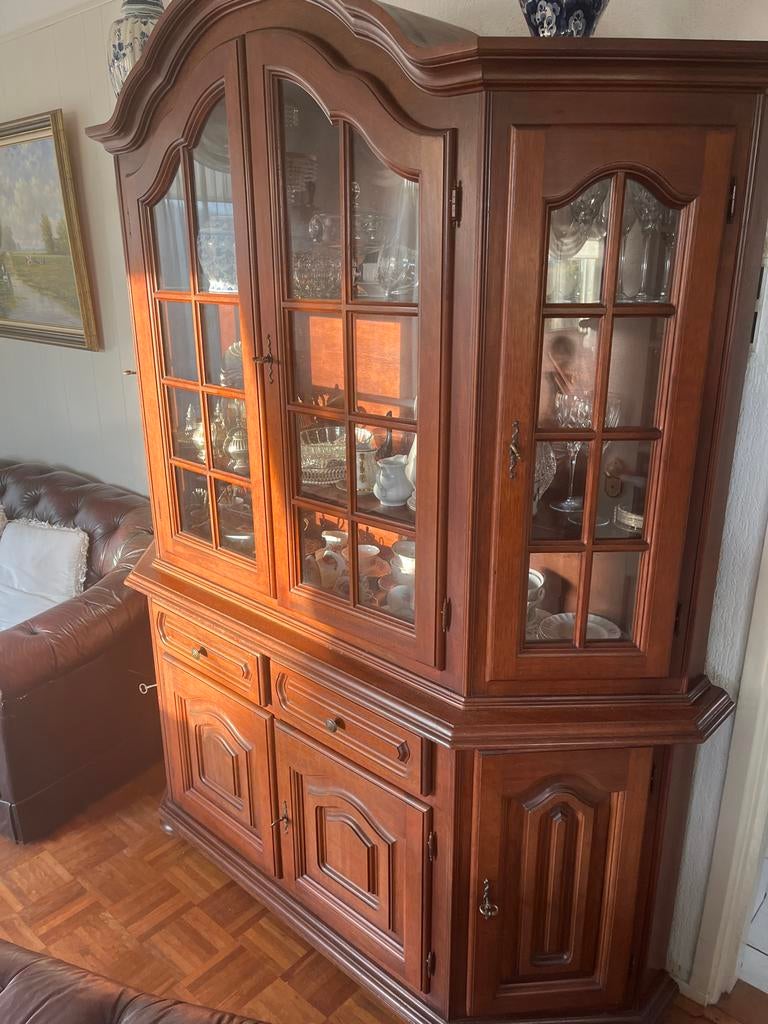 Klassieke houten vitrinekast met glas en lades, Gebruikt, 100 tot 150 cm, Ophalen of Verzenden, Met lade(s)