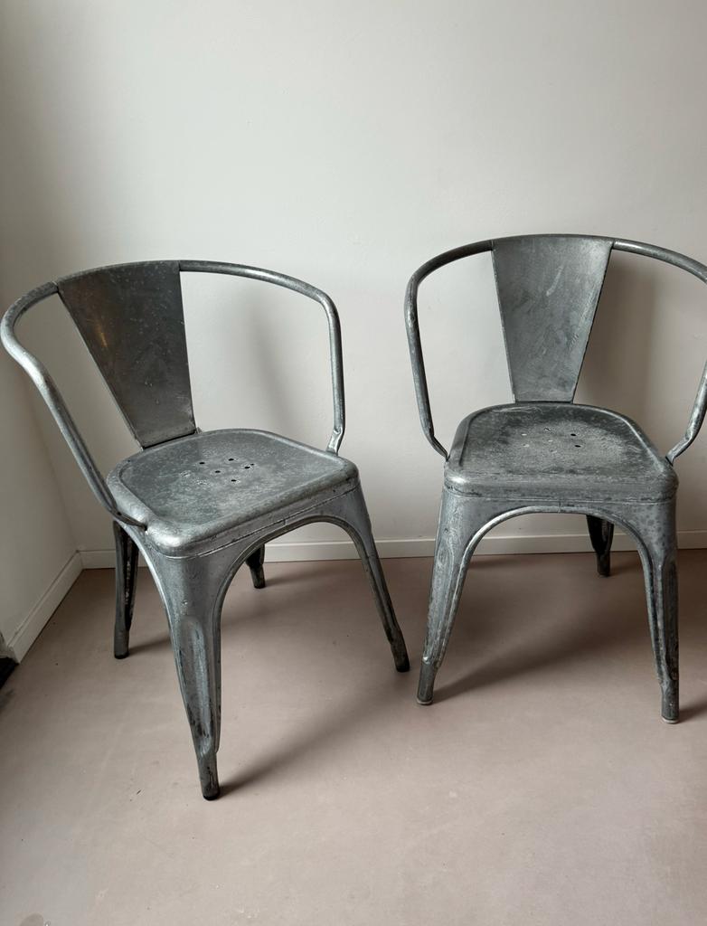 Twee gegalvaniseerd Tolix 56  stoelen 2 st 295,- euro, Huis en Inrichting, Ophalen, Gebruikt, Twee, Metaal