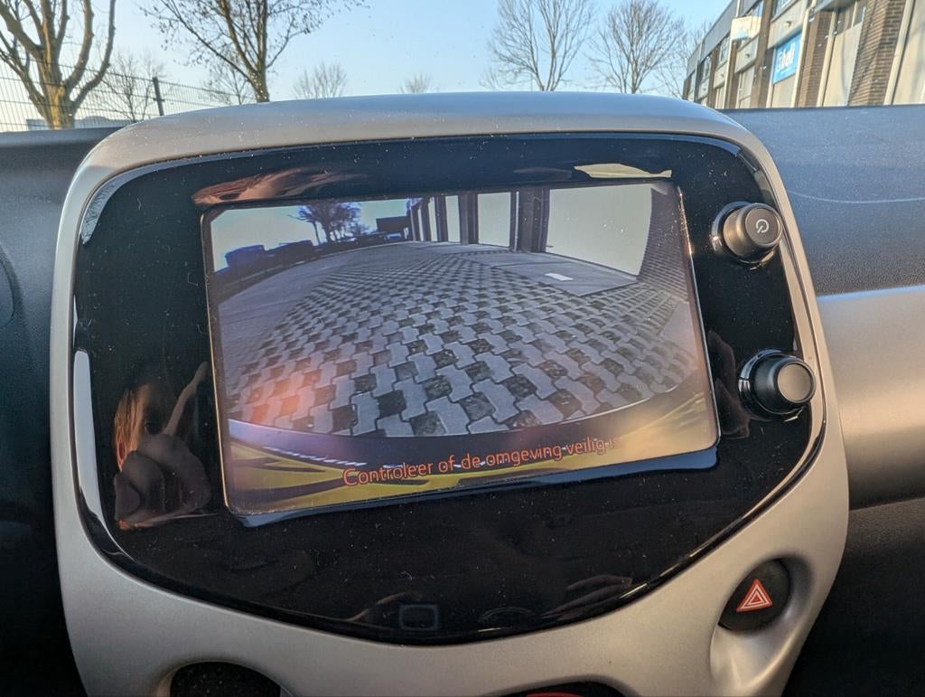 Toyota Aygo X-Play 2014 5D | CAMERA | NAVIGATIE | DEALEROND., Auto's, Voorwielaandrijving, Euro 5, Stof, 4 stoelen