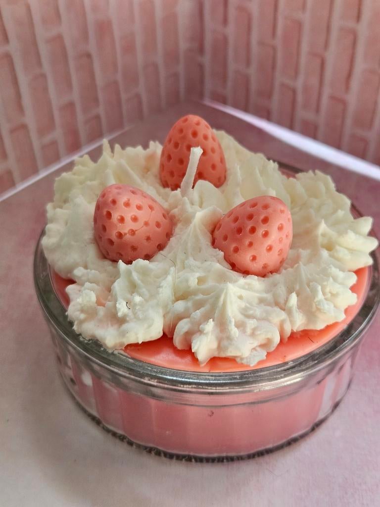 Roze kaars in glas met aardbeien en slagroom, Ophalen, Overige materialen, Nieuw, Kaars